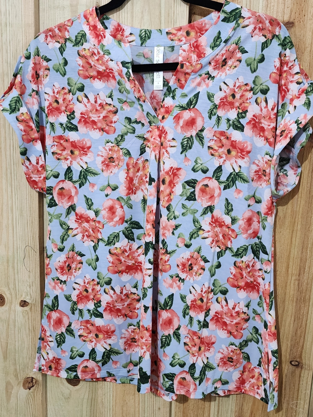 NEW Scarlett Blue Floral Short-Sleeve V-Neck Blouse. 94% Poly 6% Spandex